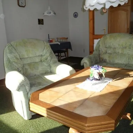 Unterm-reetdach-whg-5-unten-links Apartment